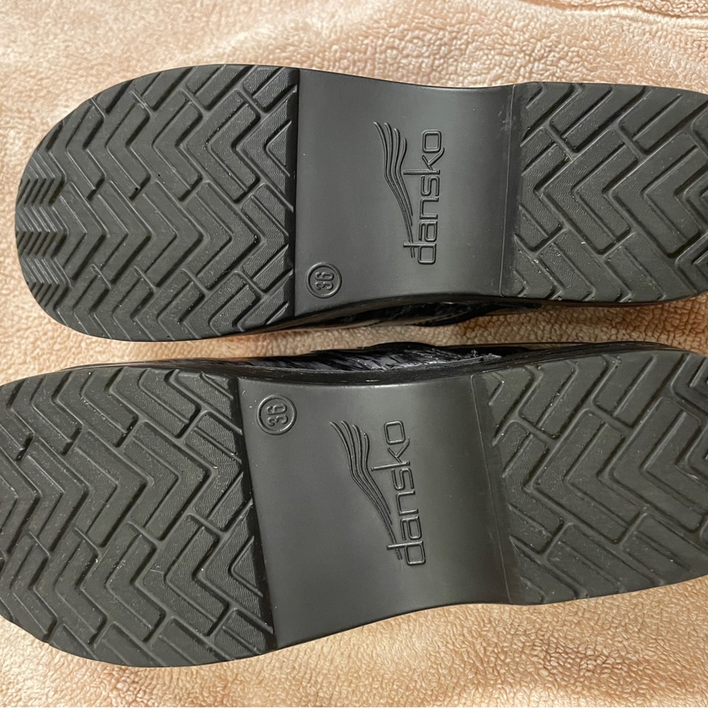 Dansko Gray Patent Clogs - Picture 5 of 10